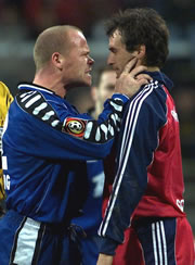Amante dell'igiene orale, Stig esibisce il suo alito fresco ad un giocatore del Bayern